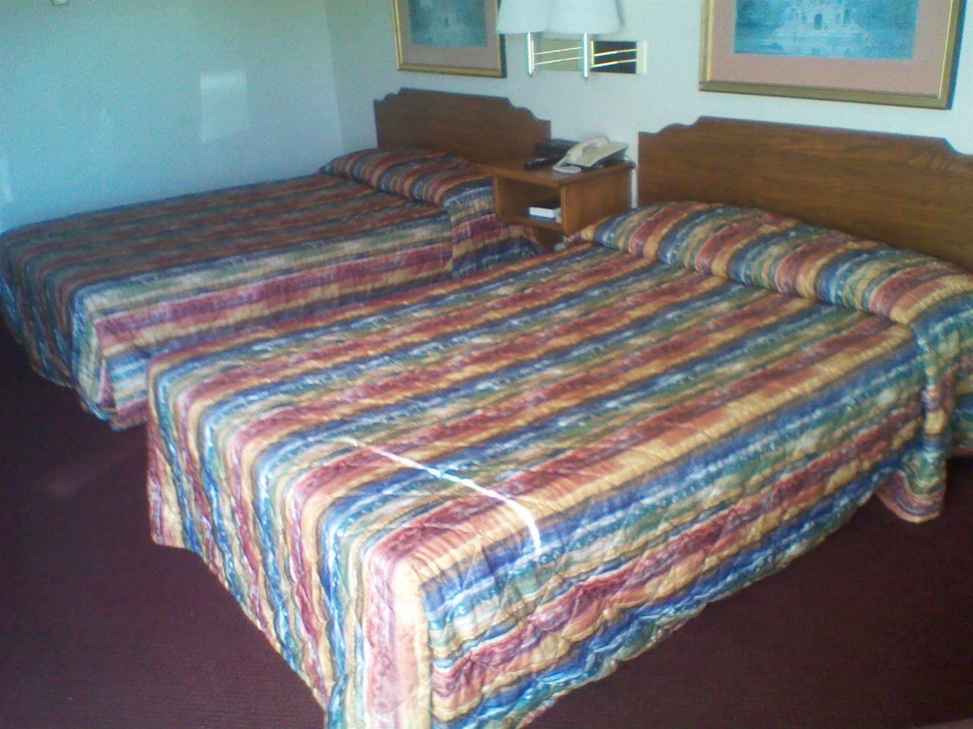 Bridgeview Motel 맥키노 시티 외부 사진